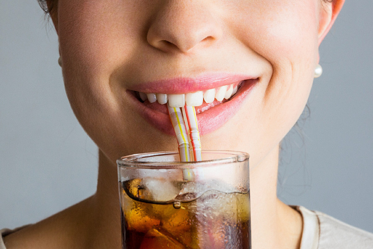 Как газированные напитки влияют на здоровье зубов?