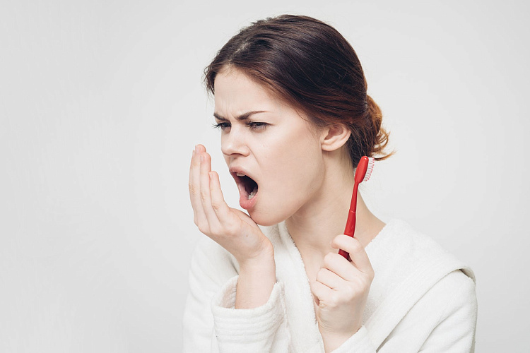 Почему по утрам плохо пахнет изо рта?